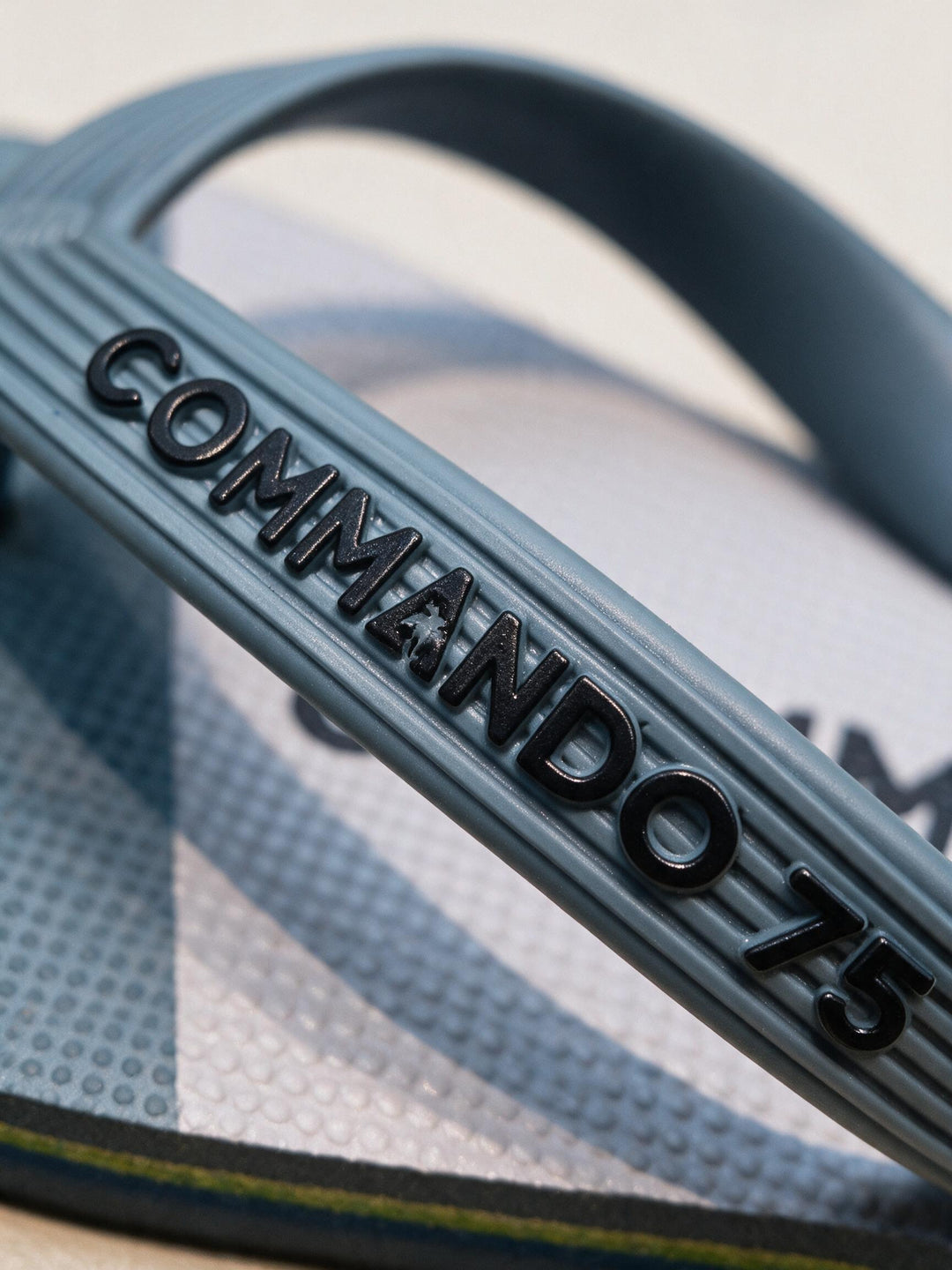 Tongs COMMANDO 75 – Gris &amp; Blanc